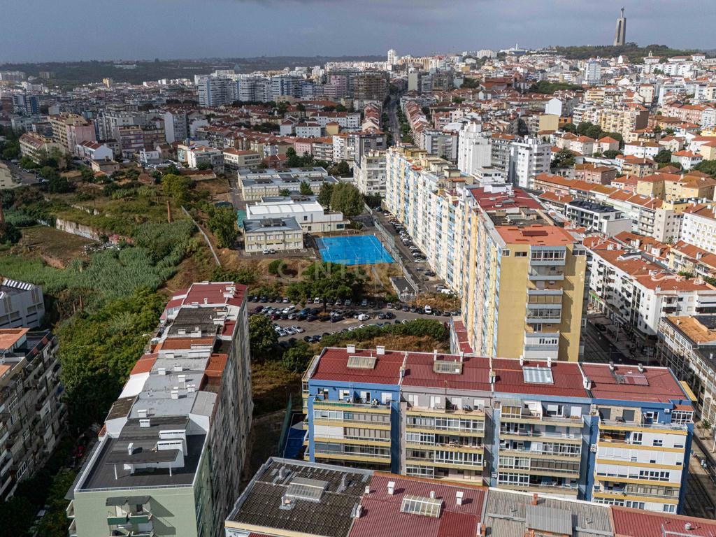 T3 Totalmente Remodelado com Vista Rio | Cacilhas, Almada - Image 36