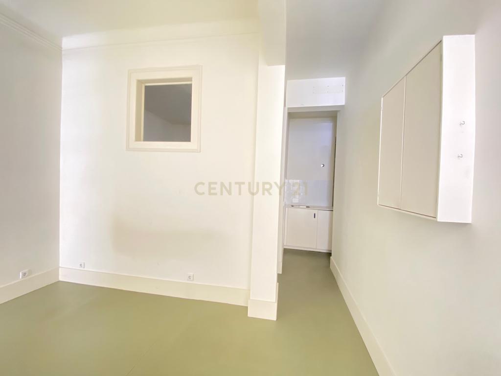Apartamento T2 no centro de Lisboa - São Vicente, com um pequeno logradouro. - Image 10