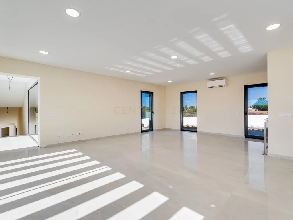 Moradia T4+1 de construção nova com piscina infinita | Caramujeira, Lagoa - Image 6