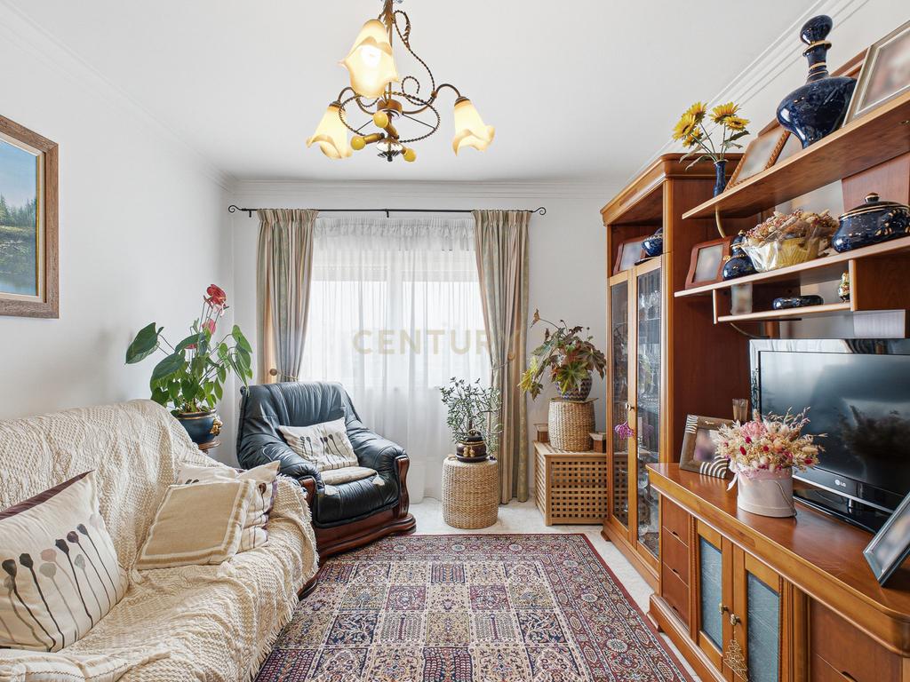 Apartamento T3 com Enorme Potencial de Remodelação na Moita - Image 2