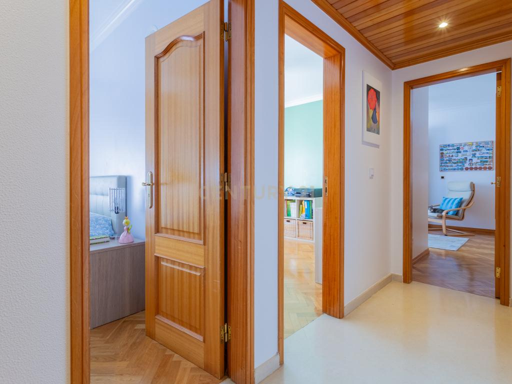 Excelente apartamento, T3, para venda, prédio com elevador na Charneca da Caparica a 1.500 m da praia. - Image 33