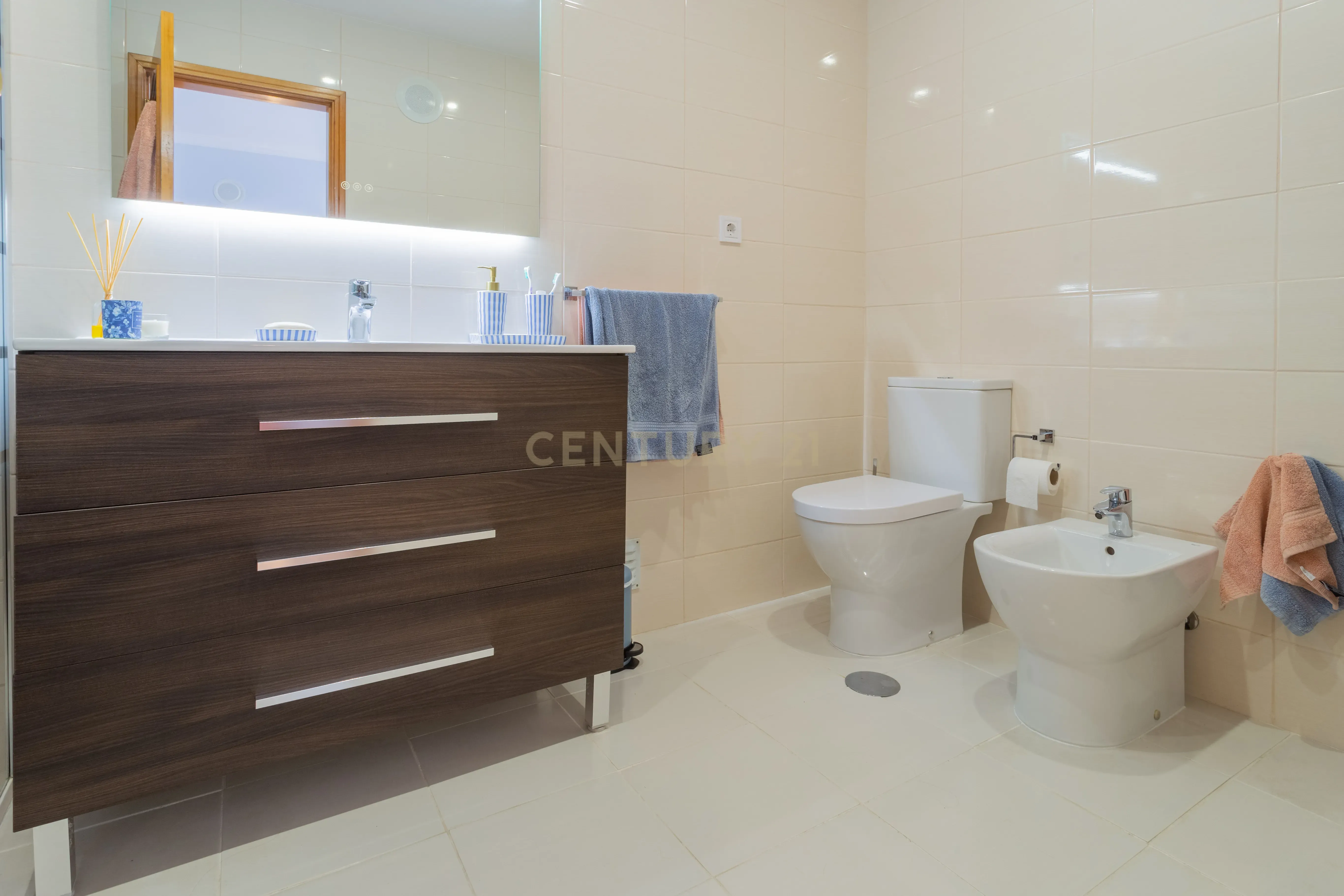 Excelente apartamento, T3, para venda, prédio com elevador na Charneca da Caparica a 1.500 m da praia. - Image 31