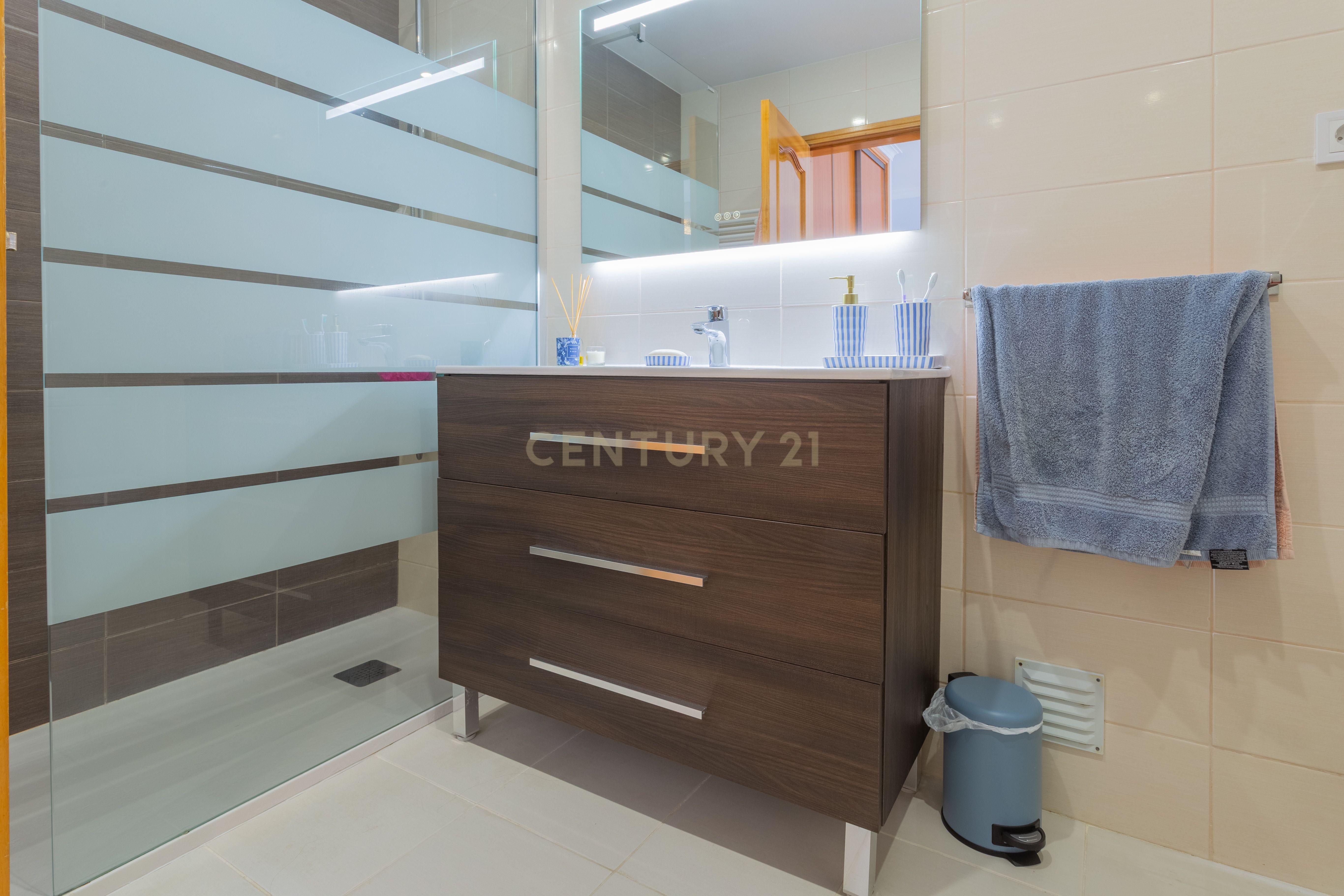 Excelente apartamento, T3, para venda, prédio com elevador na Charneca da Caparica a 1.500 m da praia. - Image 32