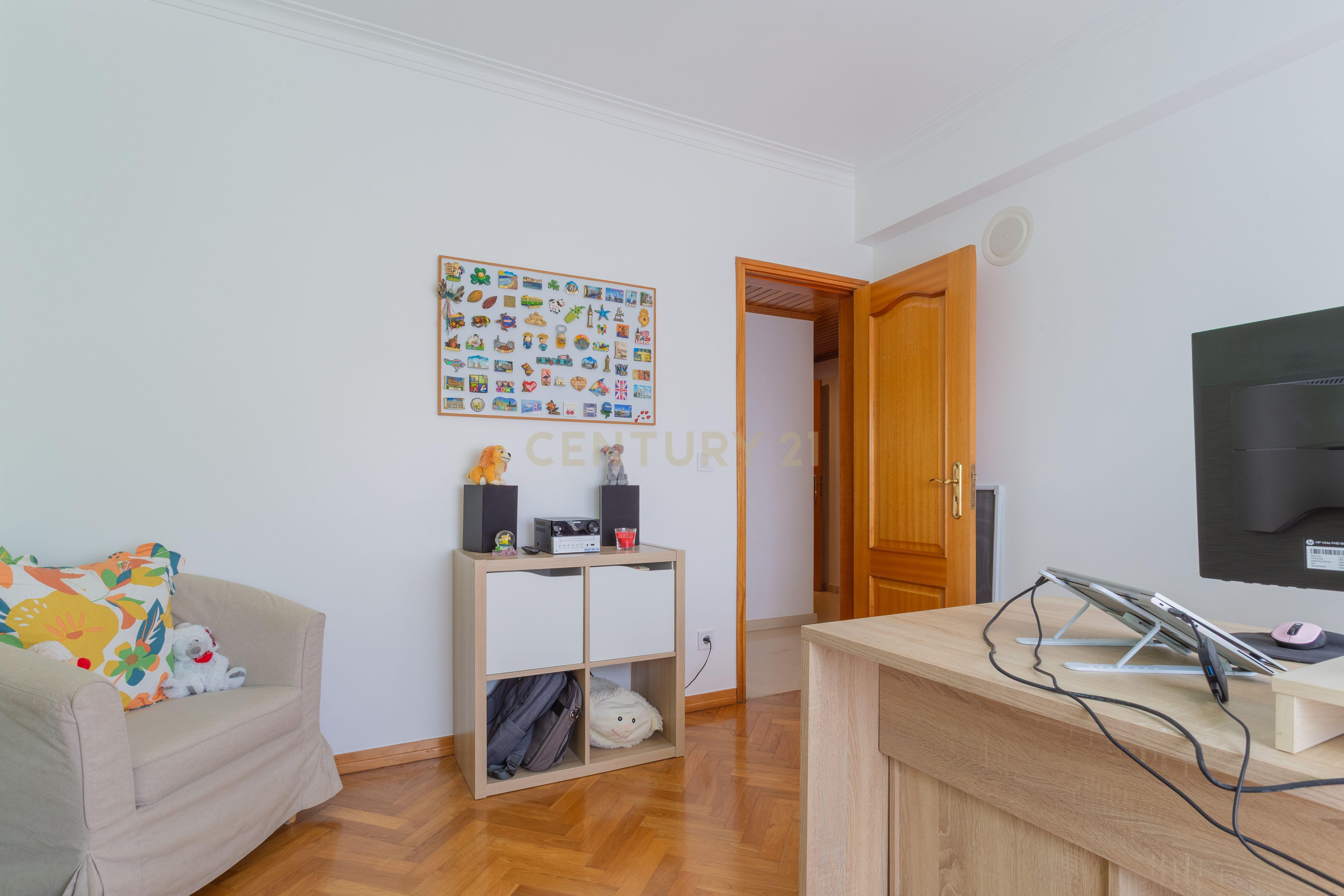 Excelente apartamento, T3, para venda, prédio com elevador na Charneca da Caparica a 1.500 m da praia. - Image 35