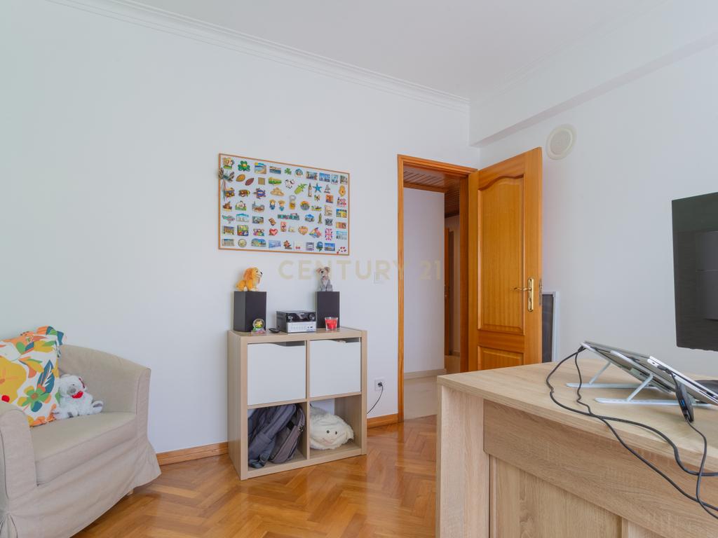 Excelente apartamento, T3, para venda, prédio com elevador na Charneca da Caparica a 1.500 m da praia. - Image 35