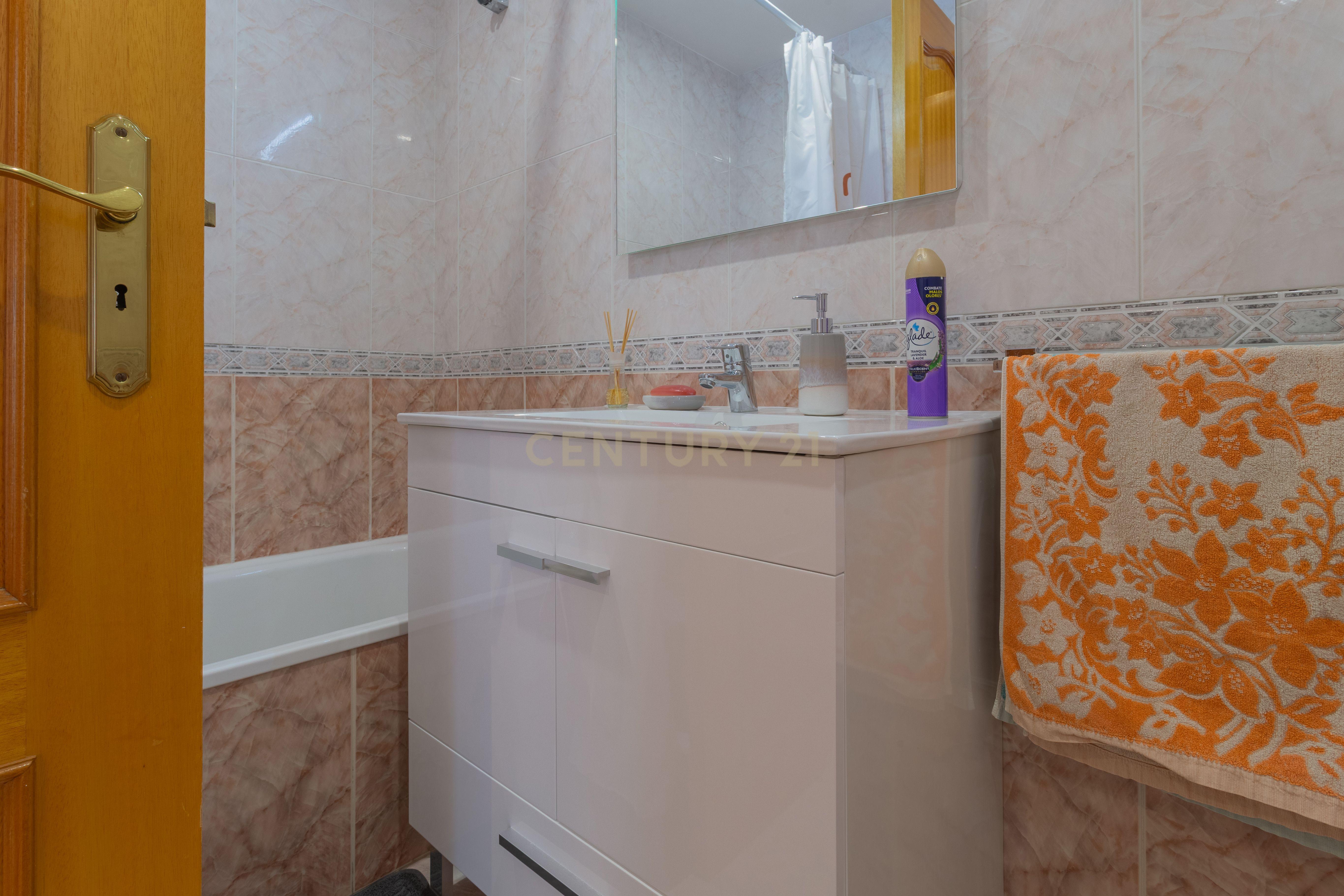 Excelente apartamento, T3, para venda, prédio com elevador na Charneca da Caparica a 1.500 m da praia. - Image 39