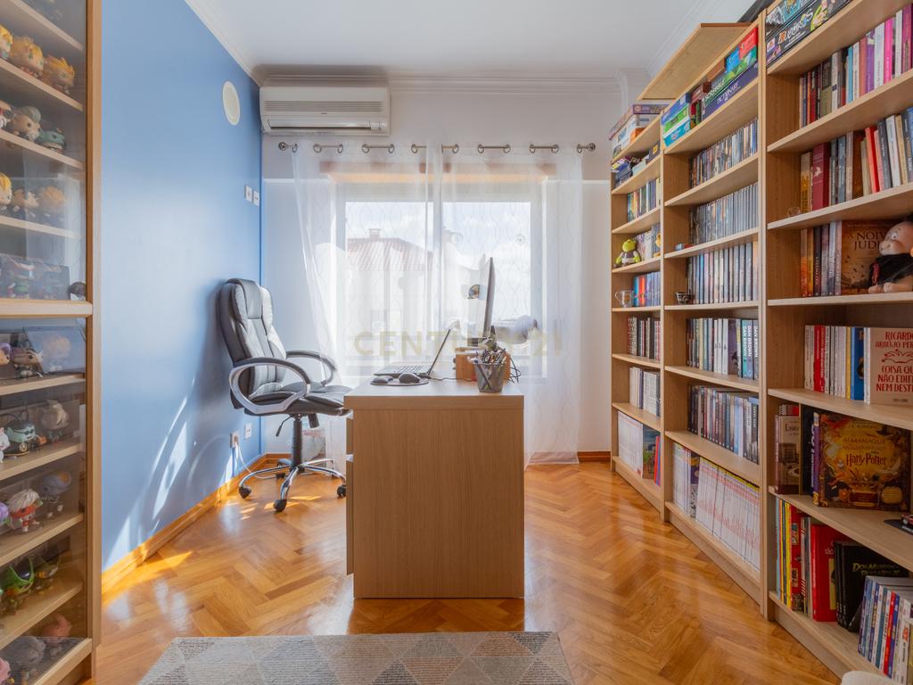 Excelente apartamento, T3, para venda, prédio com elevador na Charneca da Caparica a 1.500 m da praia. - Image 41