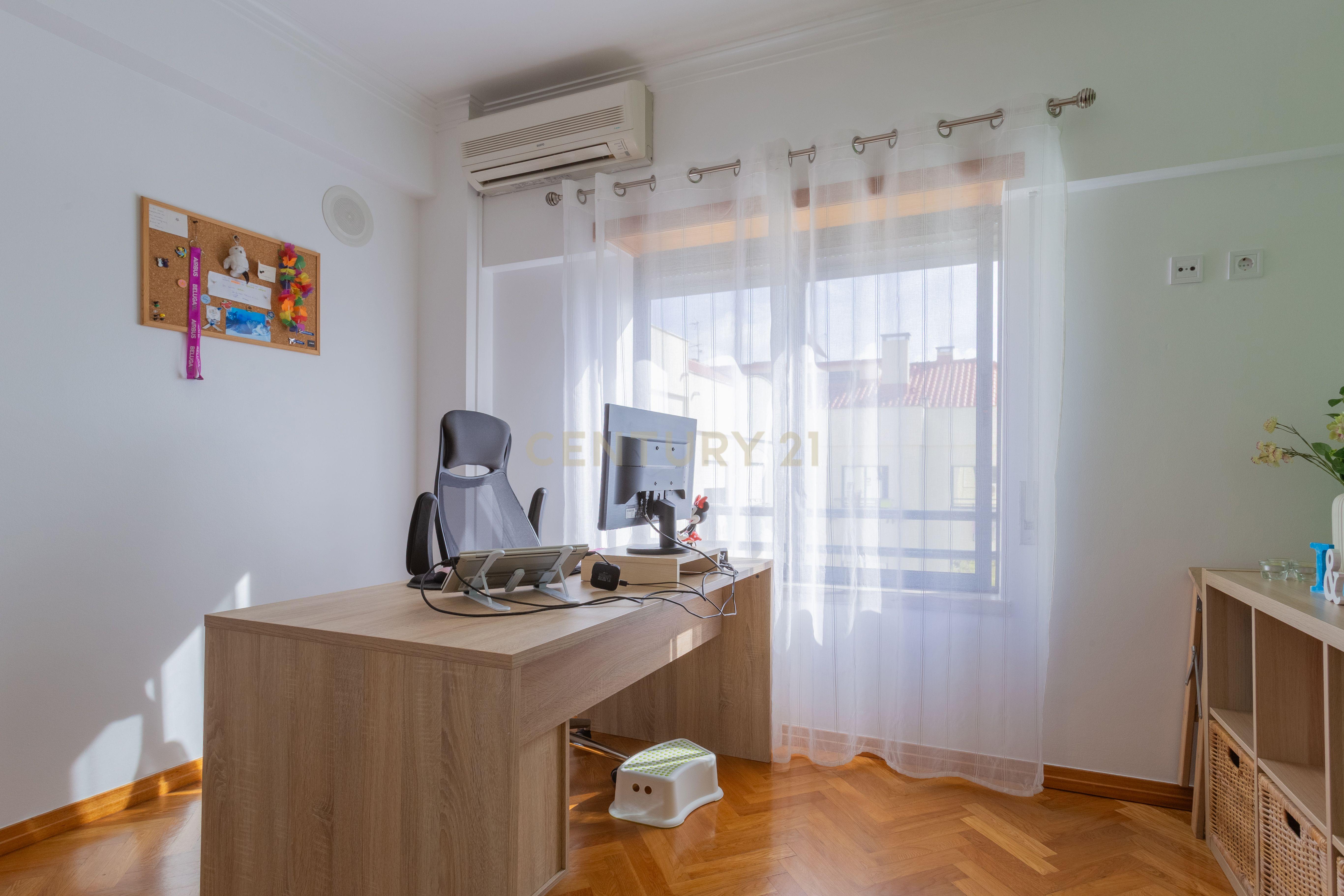 Excelente apartamento, T3, para venda, prédio com elevador na Charneca da Caparica a 1.500 m da praia. - Image 36