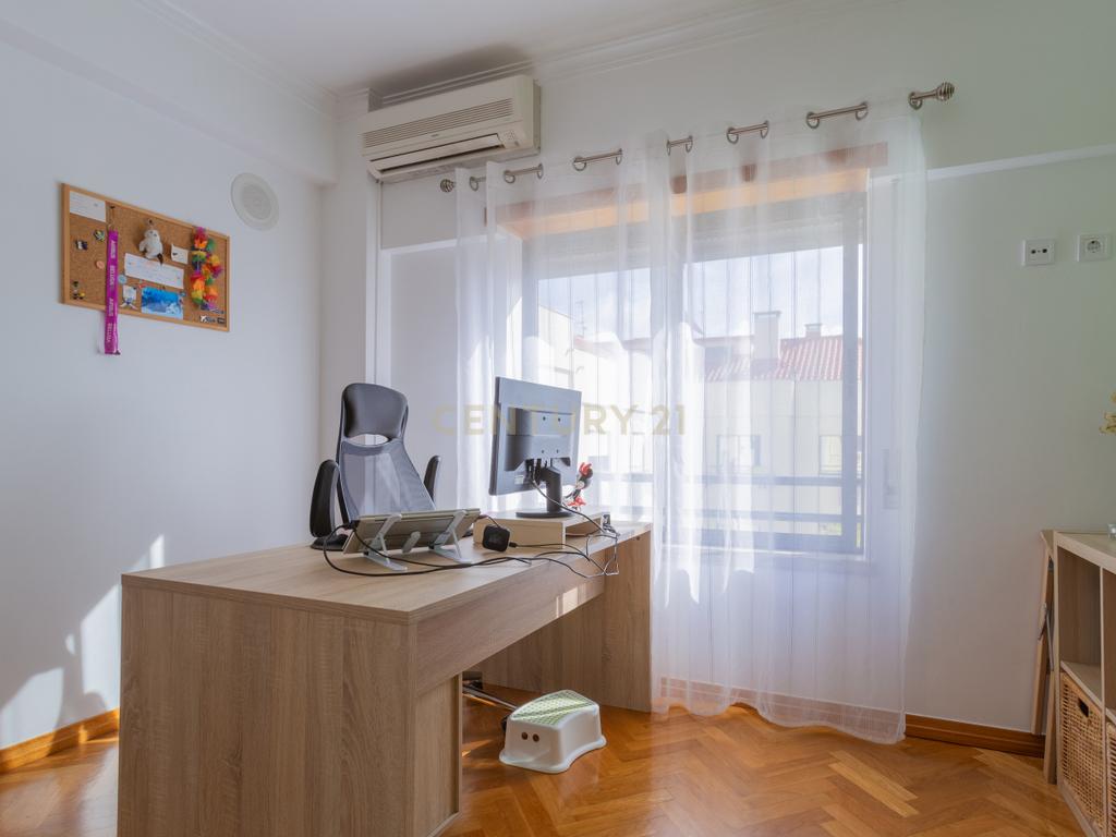 Excelente apartamento, T3, para venda, prédio com elevador na Charneca da Caparica a 1.500 m da praia. - Image 36