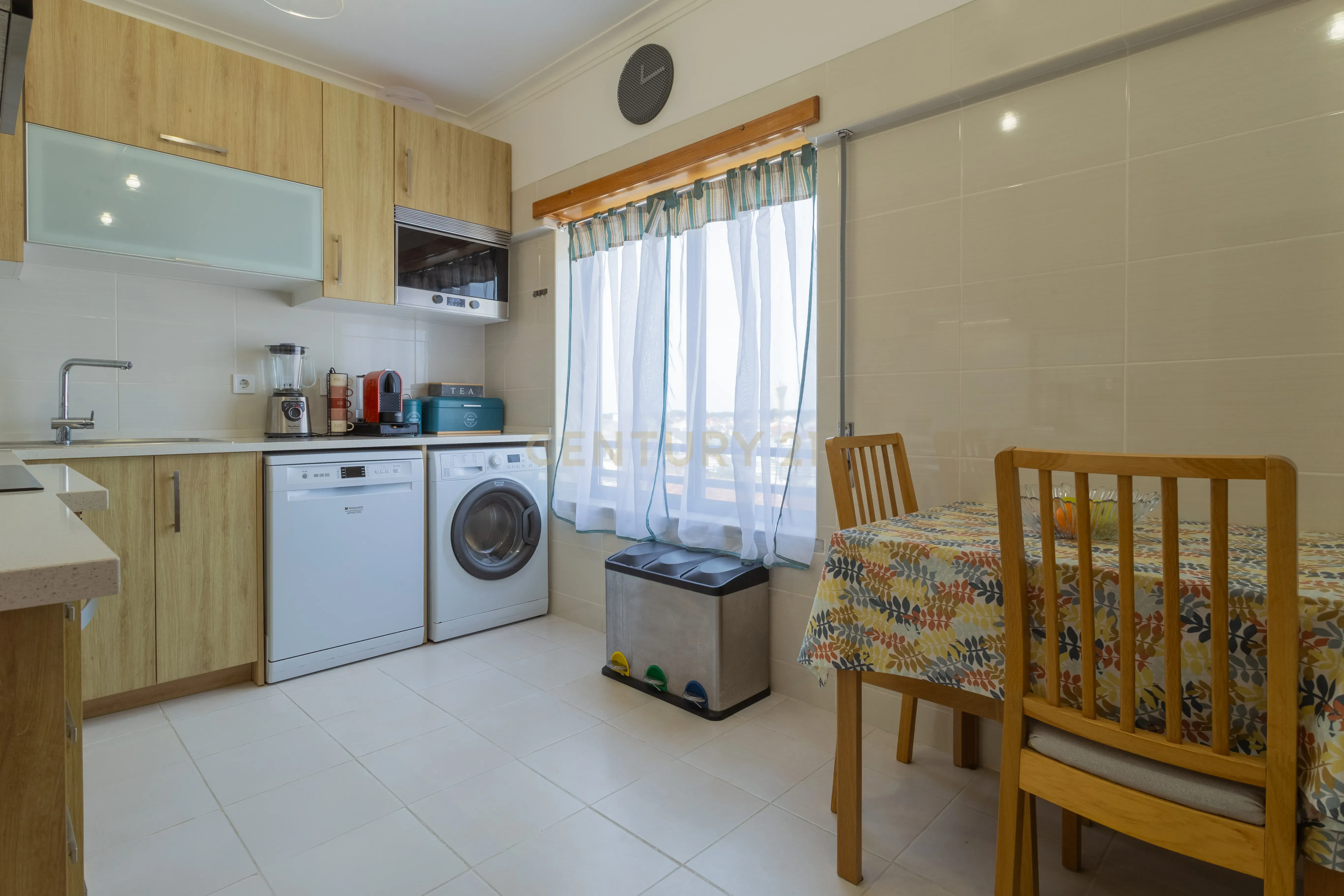 Excelente apartamento, T3, para venda, prédio com elevador na Charneca da Caparica a 1.500 m da praia. - Image 17