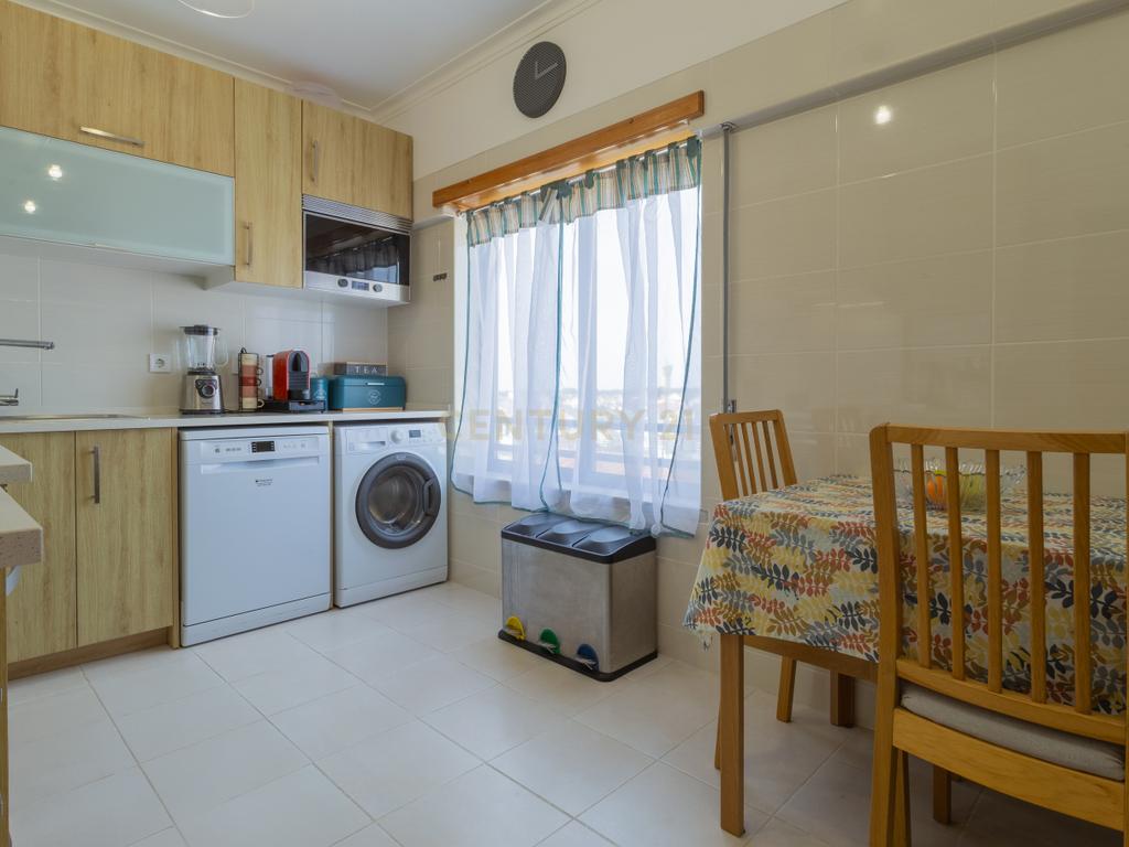 Excelente apartamento, T3, para venda, prédio com elevador na Charneca da Caparica a 1.500 m da praia. - Image 17