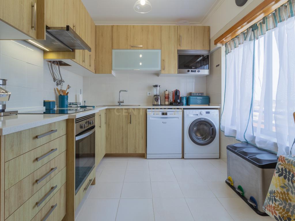 Excelente apartamento, T3, para venda, prédio com elevador na Charneca da Caparica a 1.500 m da praia. - Image 2