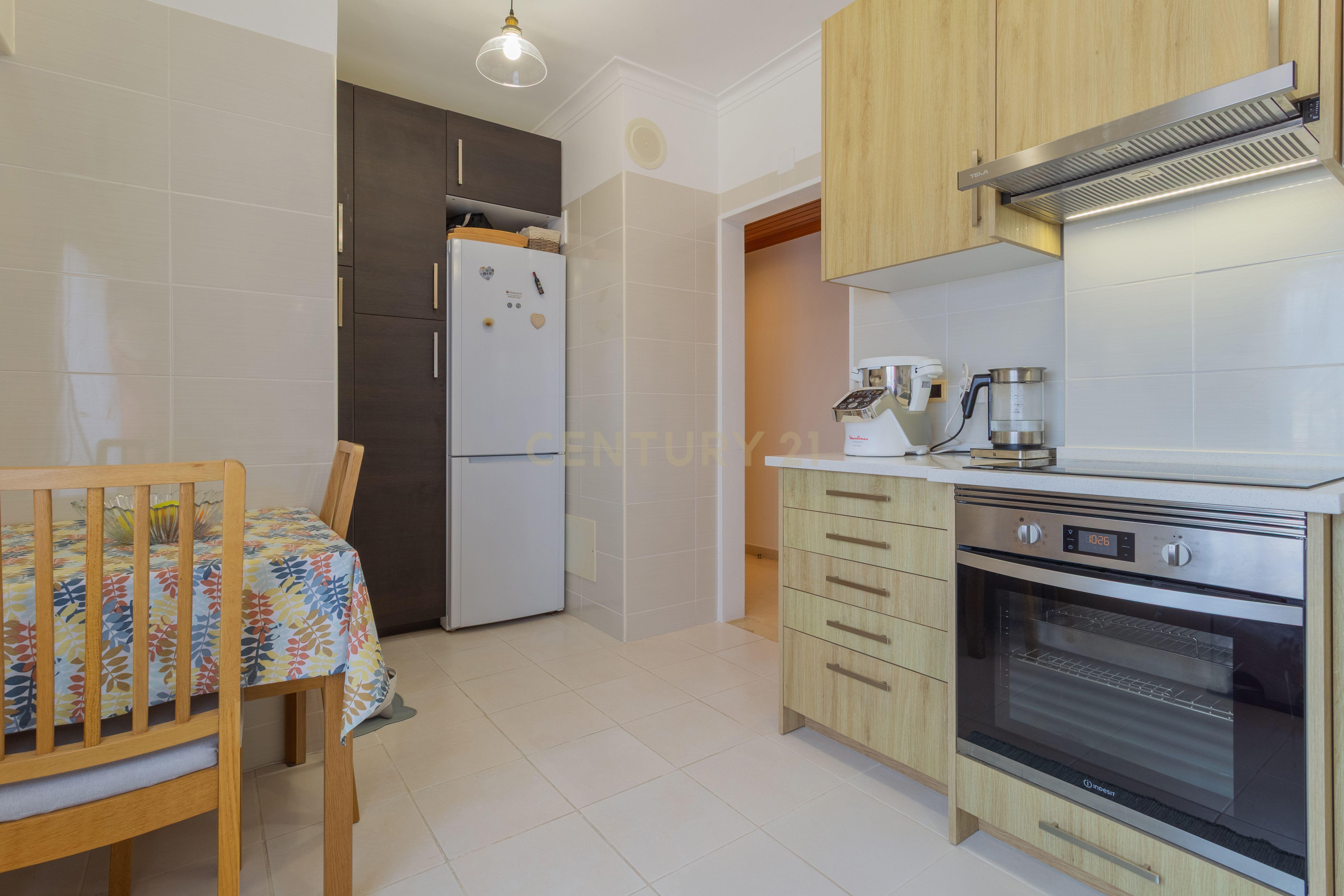 Excelente apartamento, T3, para venda, prédio com elevador na Charneca da Caparica a 1.500 m da praia. - Image 12