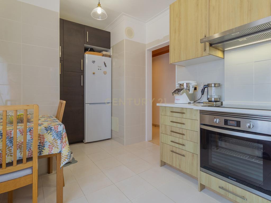 Excelente apartamento, T3, para venda, prédio com elevador na Charneca da Caparica a 1.500 m da praia. - Image 13