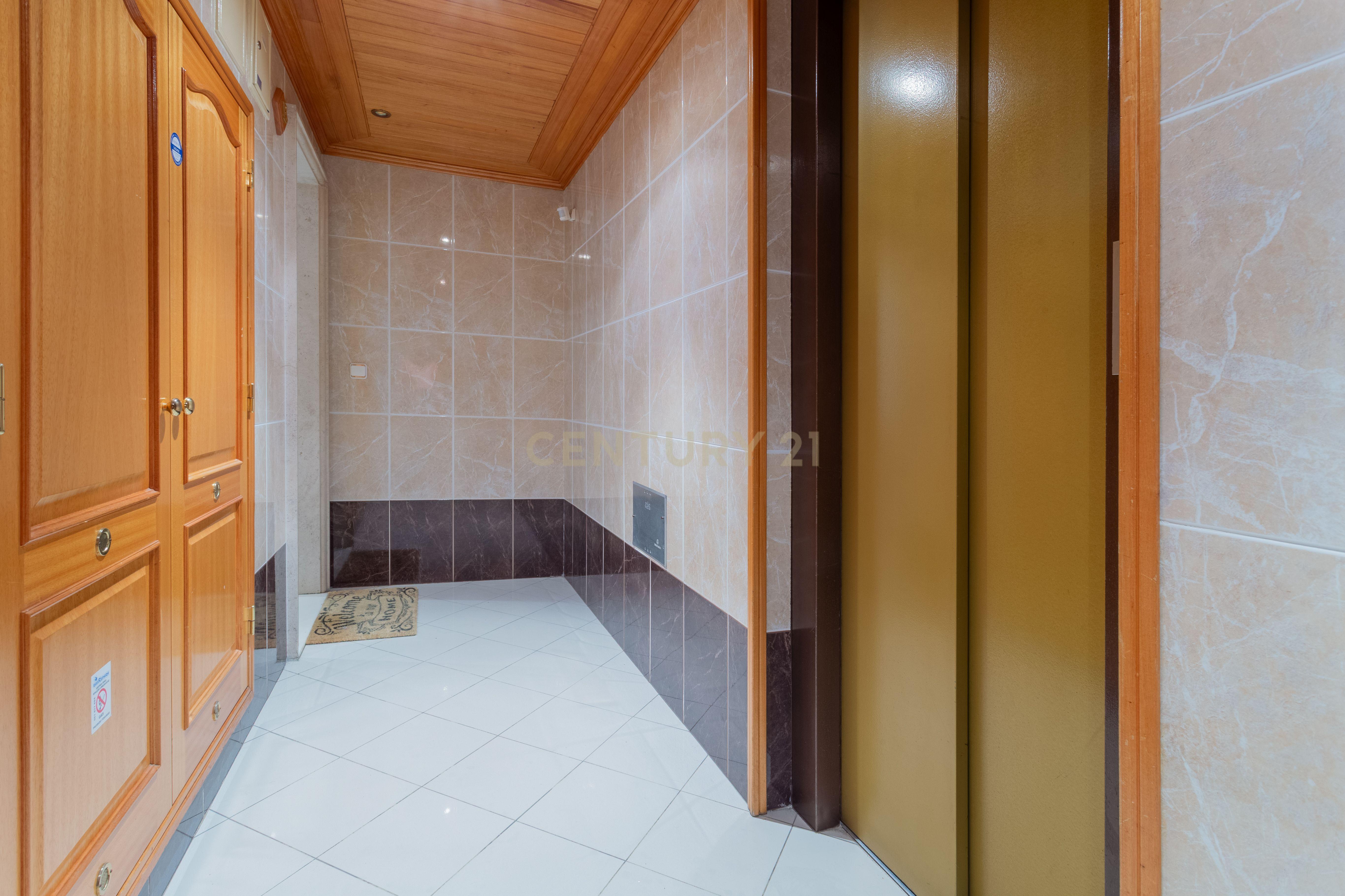 Excelente apartamento, T3, para venda, prédio com elevador na Charneca da Caparica a 1.500 m da praia. - Image 7