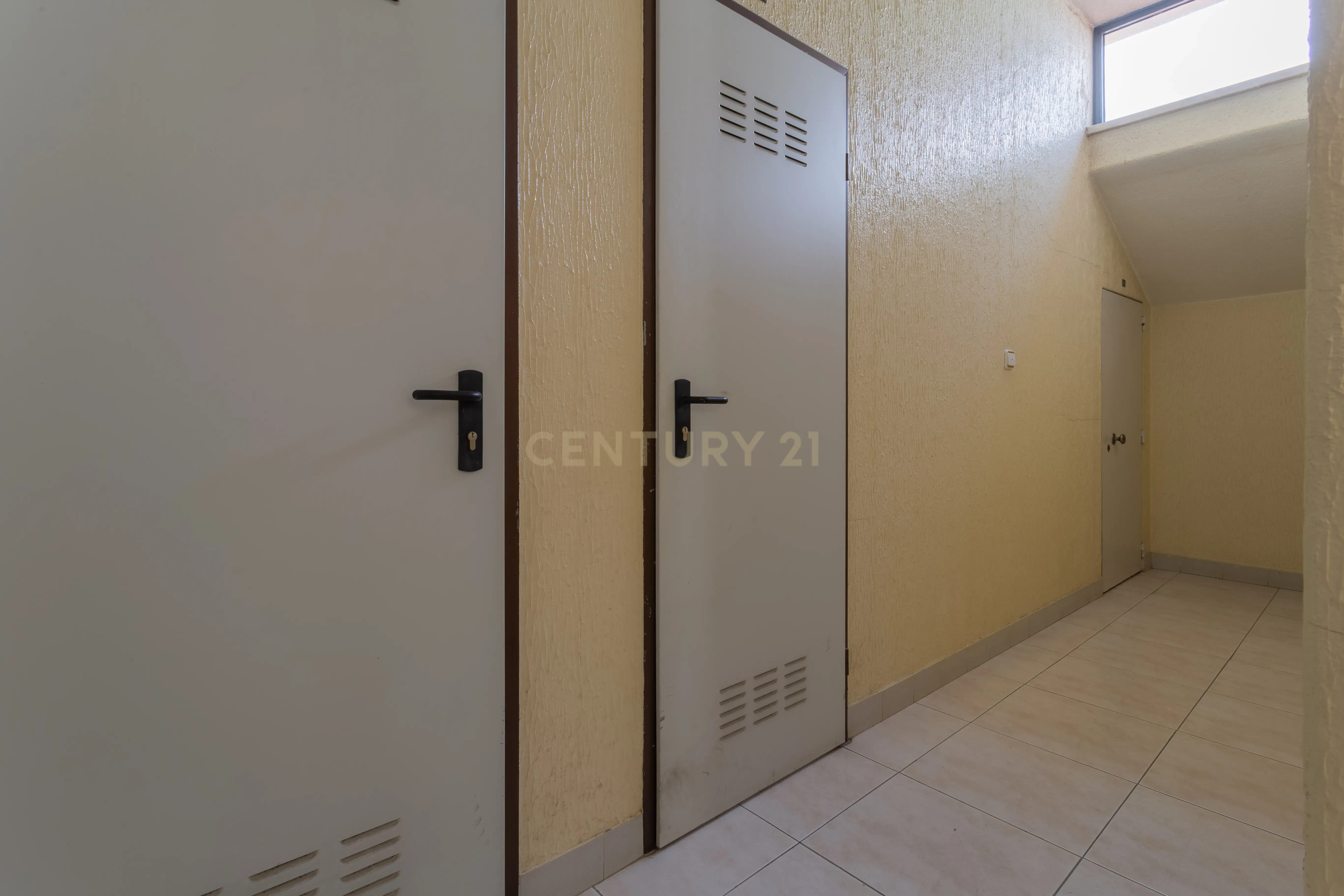 Excelente apartamento, T3, para venda, prédio com elevador na Charneca da Caparica a 1.500 m da praia. - Image 51