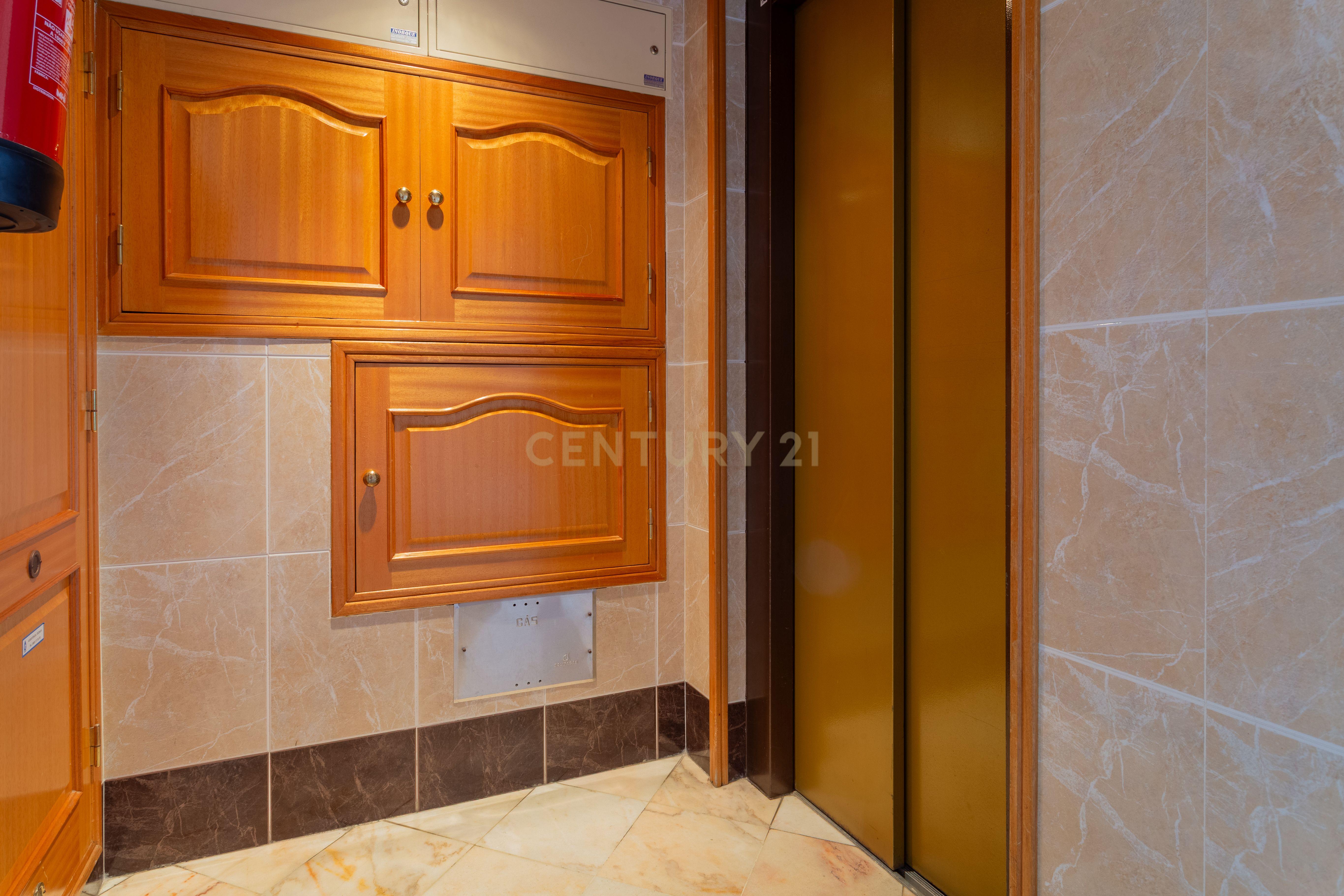 Excelente apartamento, T3, para venda, prédio com elevador na Charneca da Caparica a 1.500 m da praia. - Image 8