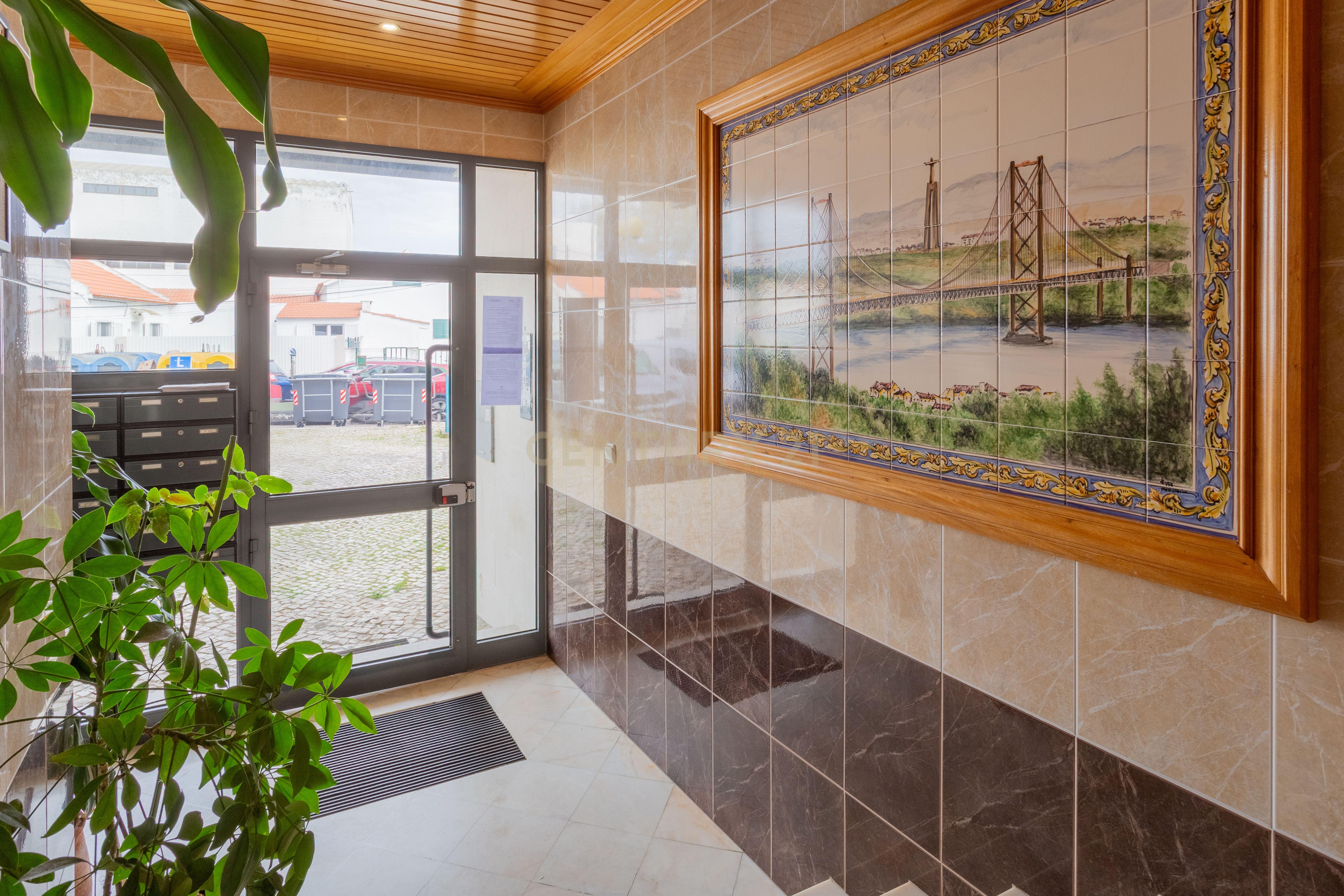 Excelente apartamento, T3, para venda, prédio com elevador na Charneca da Caparica a 1.500 m da praia. - Image 6