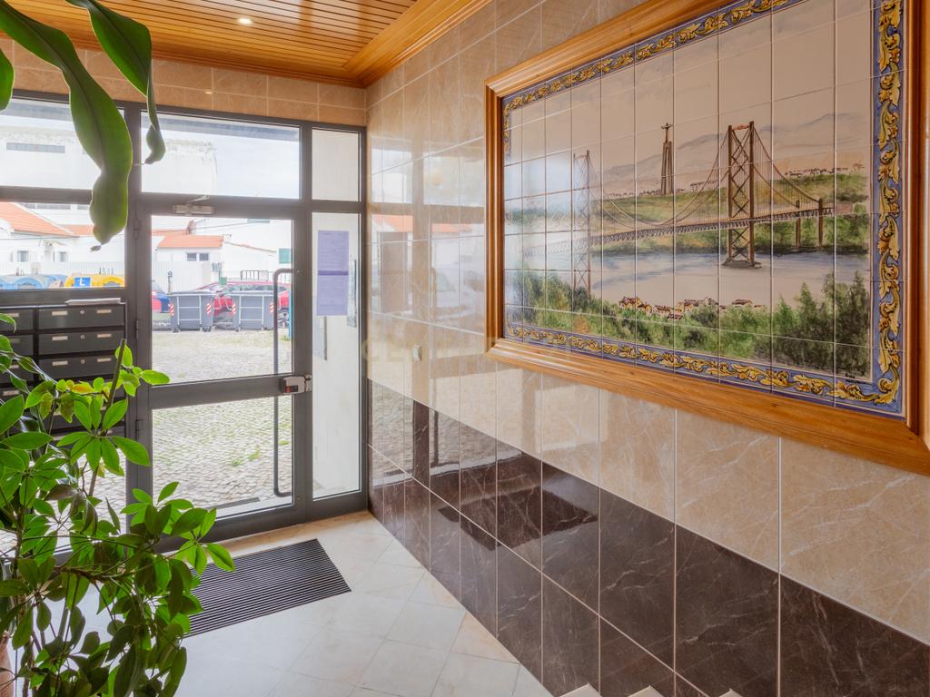 Excelente apartamento, T3, para venda, prédio com elevador na Charneca da Caparica a 1.500 m da praia. - Image 7