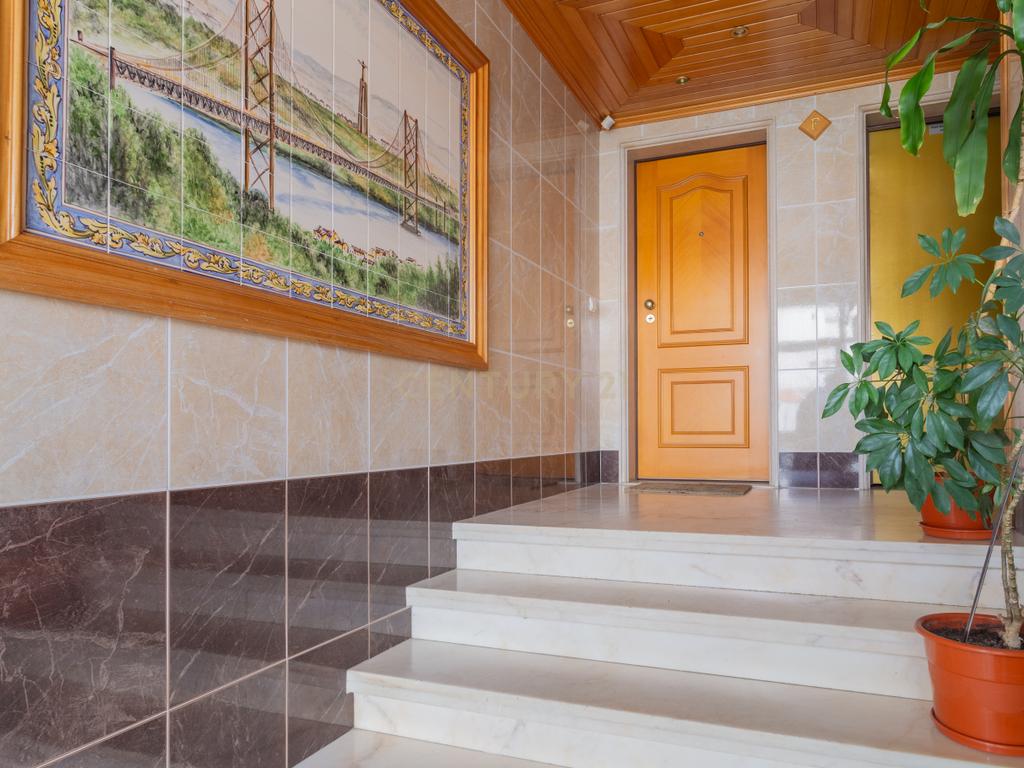 Excelente apartamento, T3, para venda, prédio com elevador na Charneca da Caparica a 1.500 m da praia. - Image 6