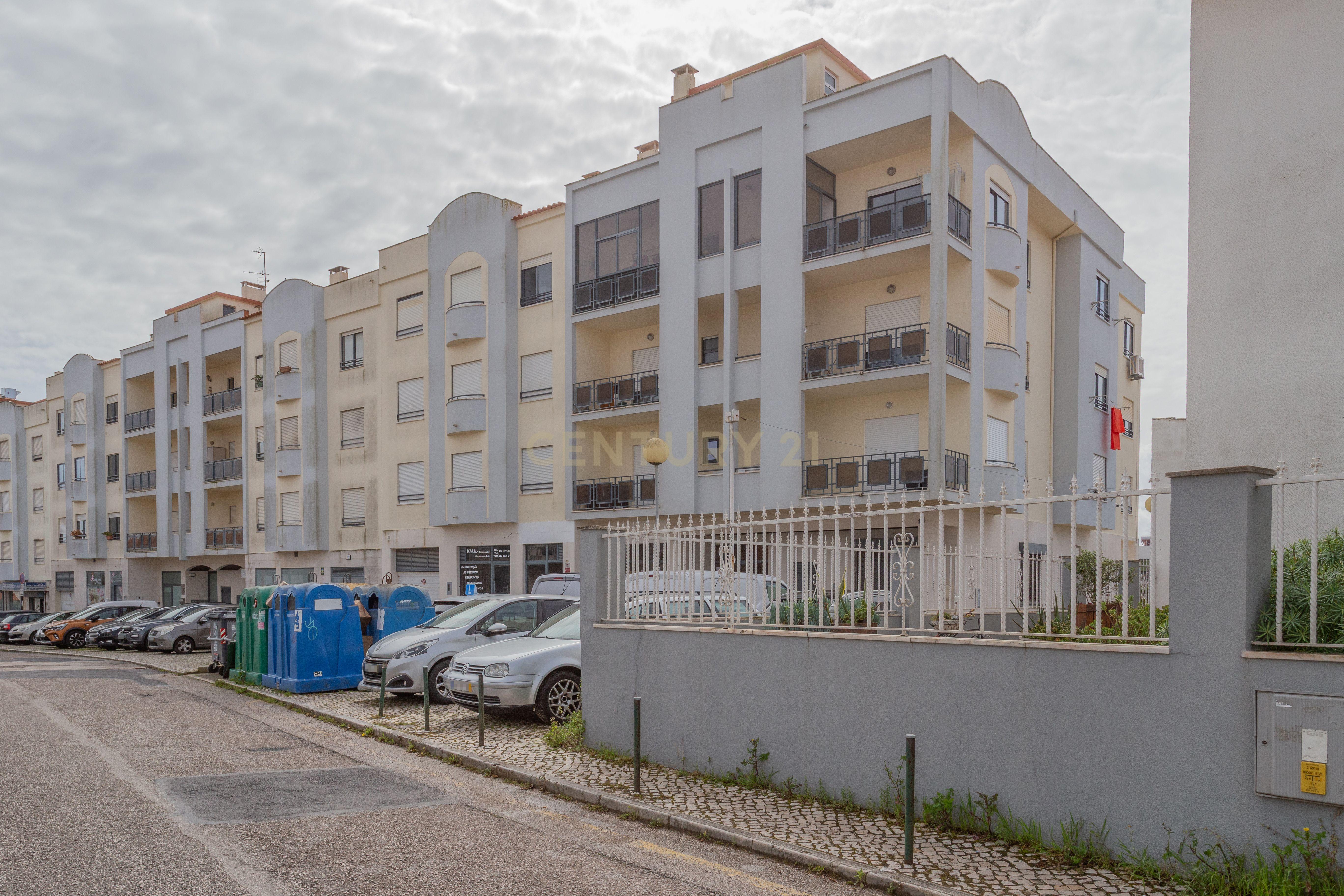 Excelente apartamento, T3, para venda, prédio com elevador na Charneca da Caparica a 1.500 m da praia. - Image 1