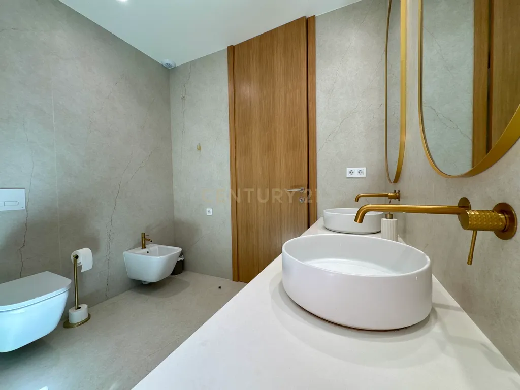 Moradia Contemporânea de Três Frentes | Gondomar, Porto - Image 29