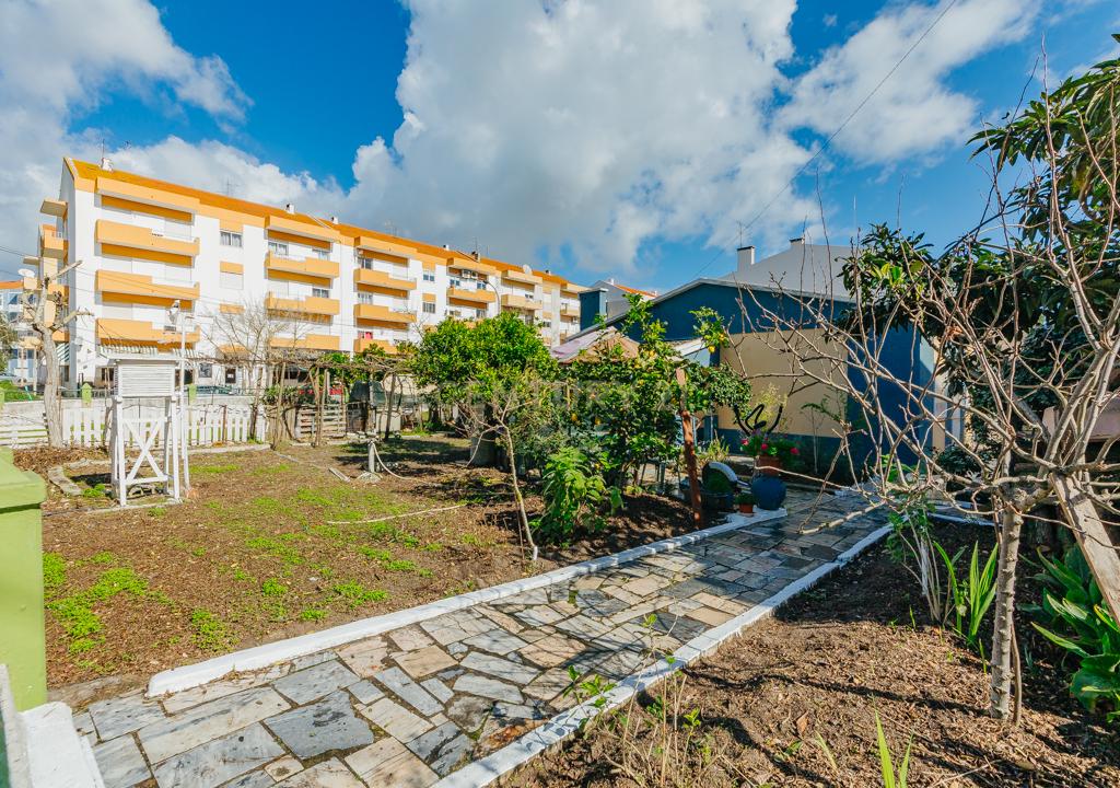 Montijo/Excelente Lote de Terreno com 1056m2 e Moradias para Remodelacao. - Image 10