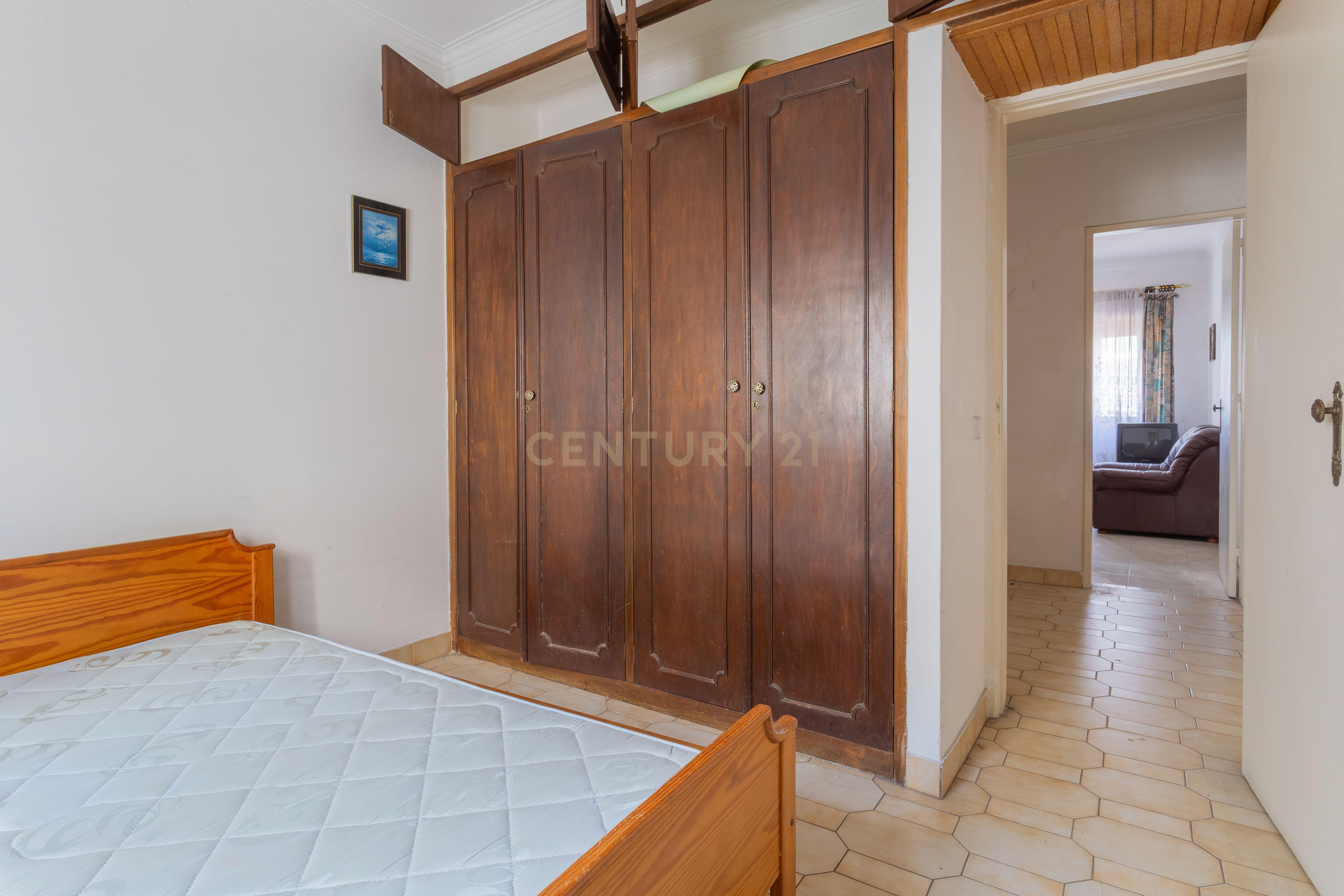 Fotografia 5 de Apartamento T3 em Almada, Cova da Piedade 1º andar sem elevador.