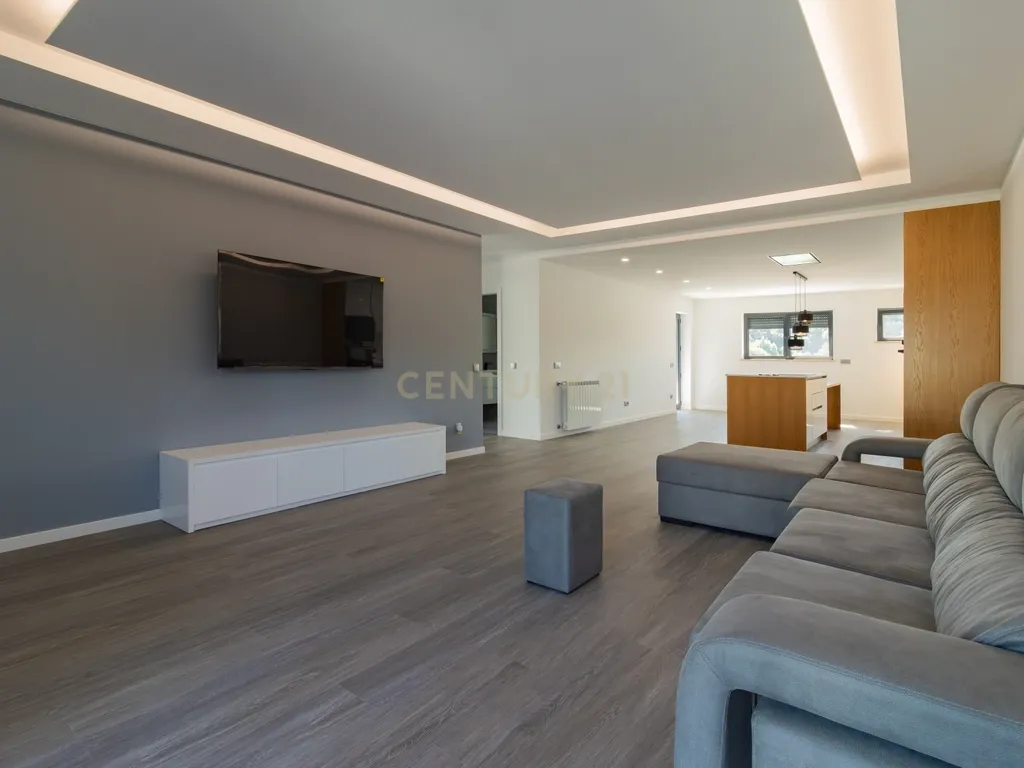 Propriedade Totalmente Renovada com Armazém/Garagem de Grande Dimensão e Piscina em Monte Real - Image 10