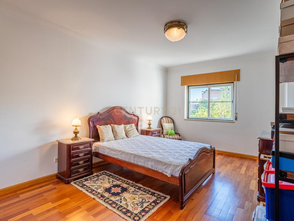 Apartamento T3 em Prior Velho com garagem - Image 13