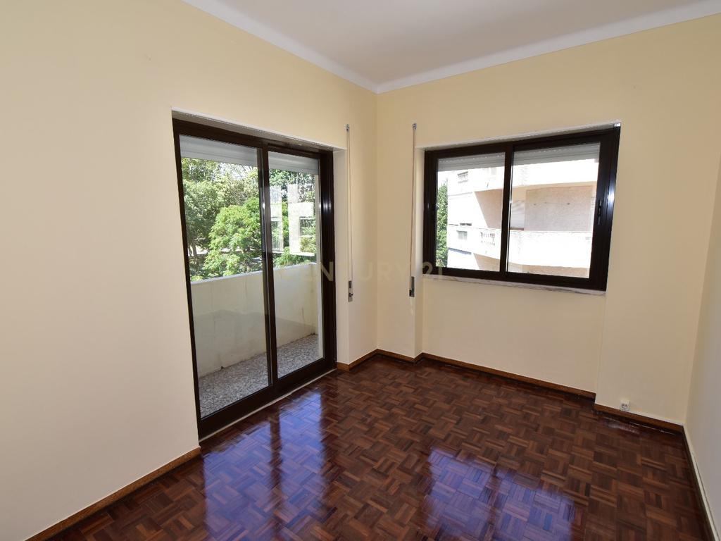 Apartamento T3 em Excelente Estado – Localização Central e Ótima Exposição Solar - Image 3