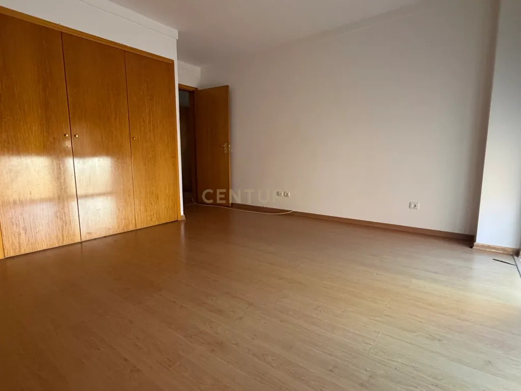Apartamento T3 com Três Lugares de Estacionamento e Arrecadação, em Setúbal - Image 11