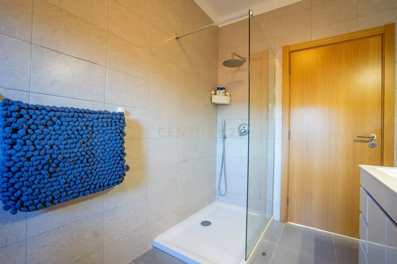 Moradia T4 de qualidade em estado novo com varanda coberta, piscina, terraço, jardim,canil,garagem dupla e vistas boas numa localização sossegada - Image 56
