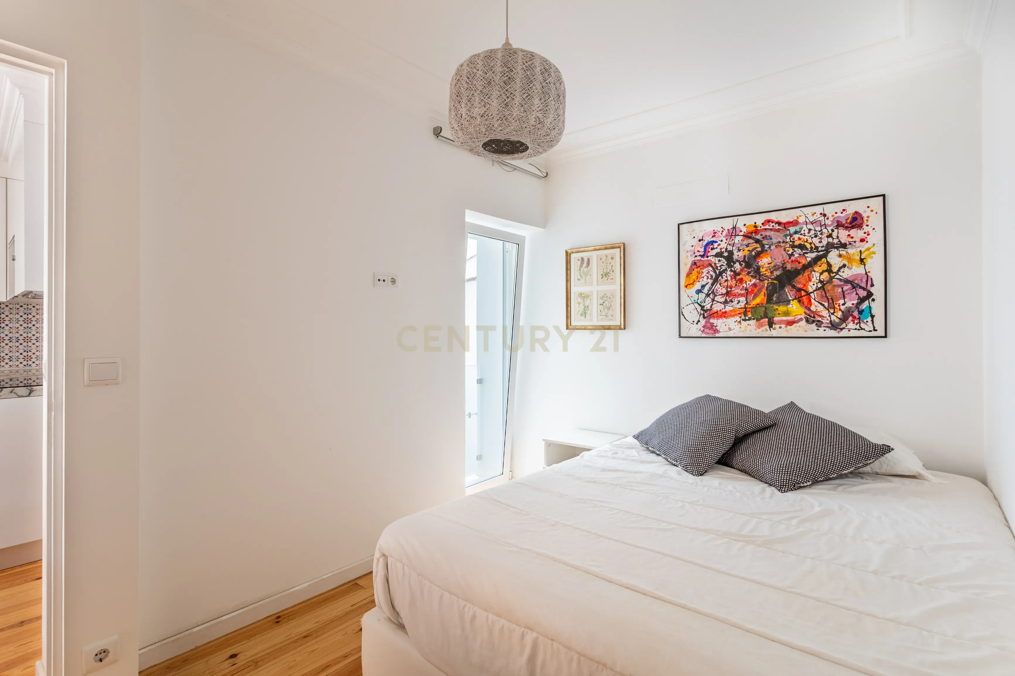 Apartamento T2 remodelado - Campo Mártires da Pátria - Image 10