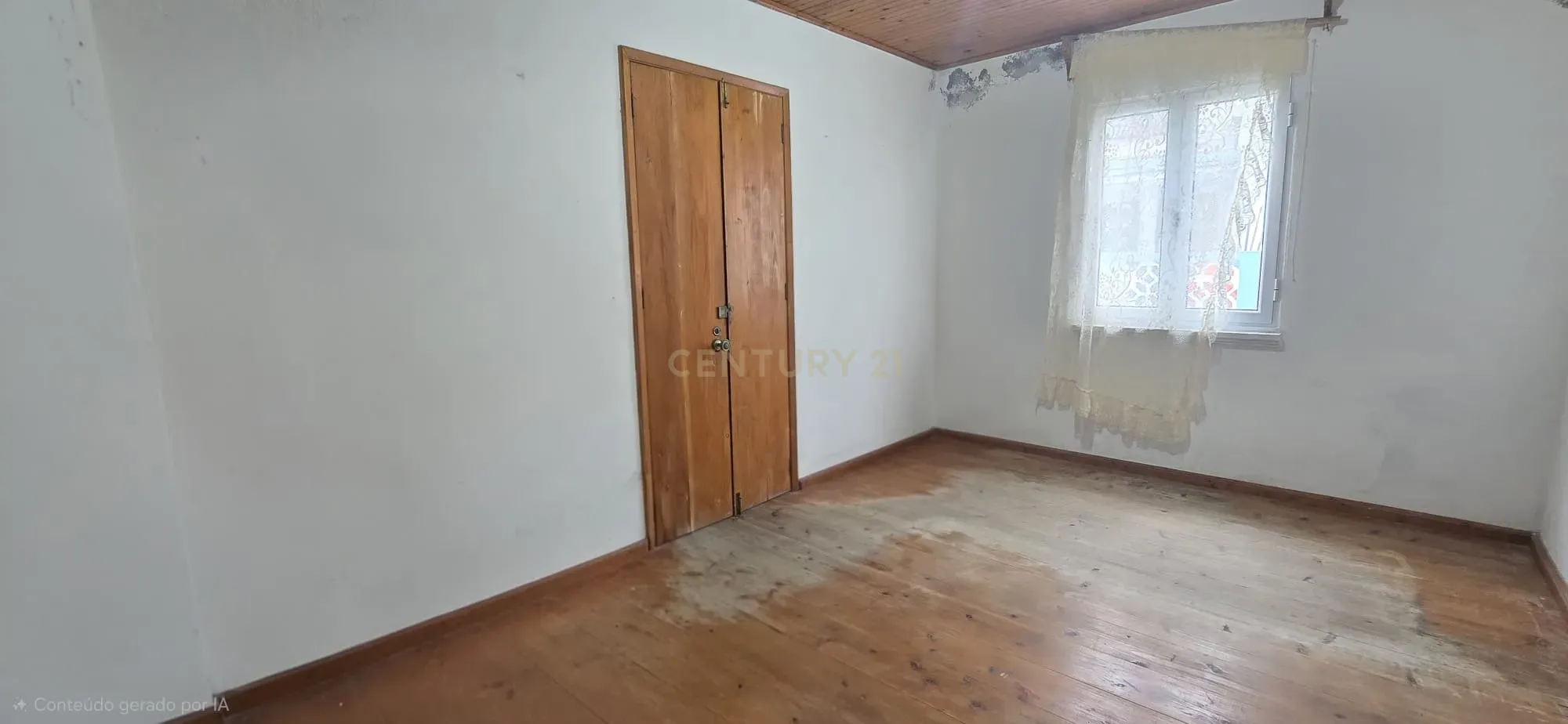 Fotografia 6 de Moradia com potencial para 2 habitações | Investimento | Ribeira Quente