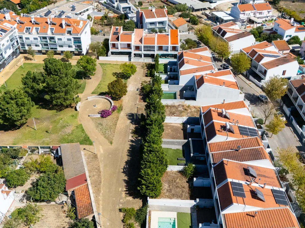 Moradia Contemporânea T4 em Santo António da Charneca - Barreiro - Image 56