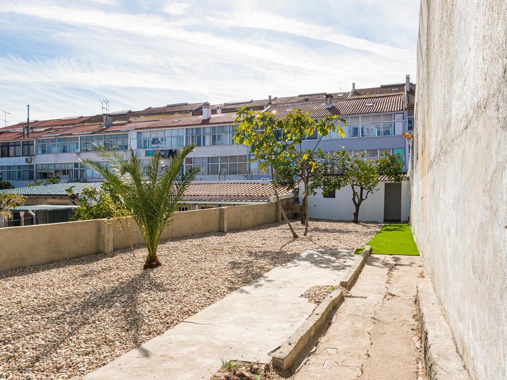 Apartamento T2 remodelado com Jardim Privativo Arrendamento - Laranjeiras -Feijó - Image 1