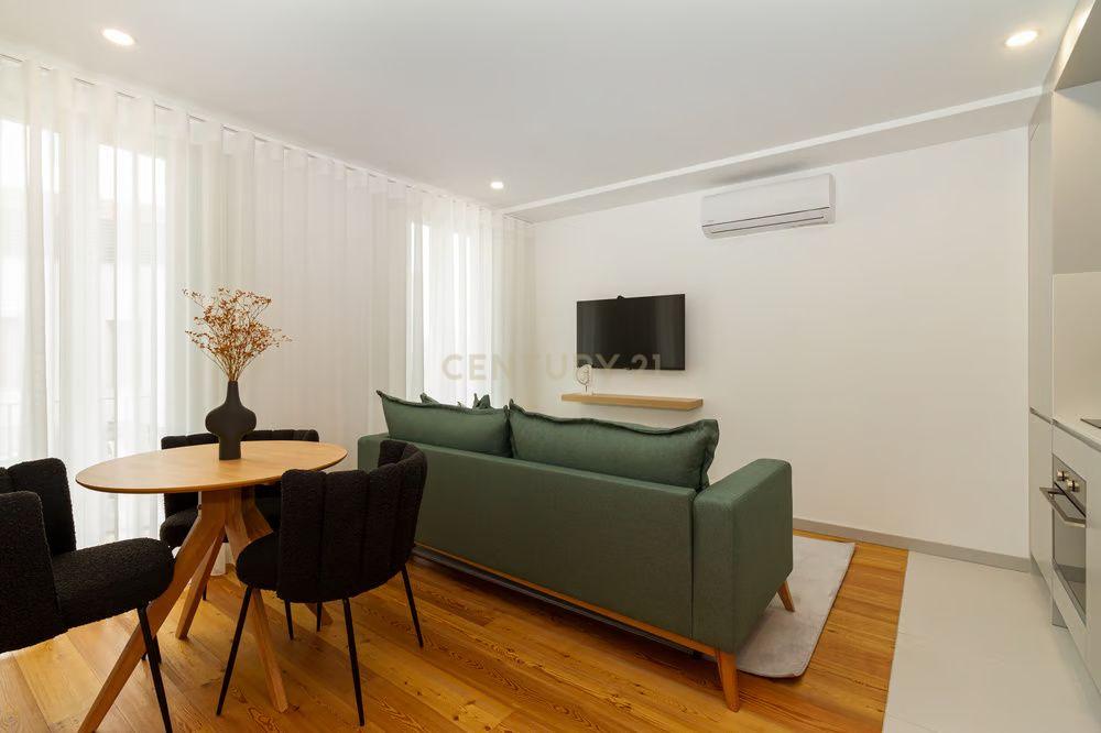 Apartamento T1 com Licença AL e Estacionamento – Rua da Vitória, Porto - Image 9