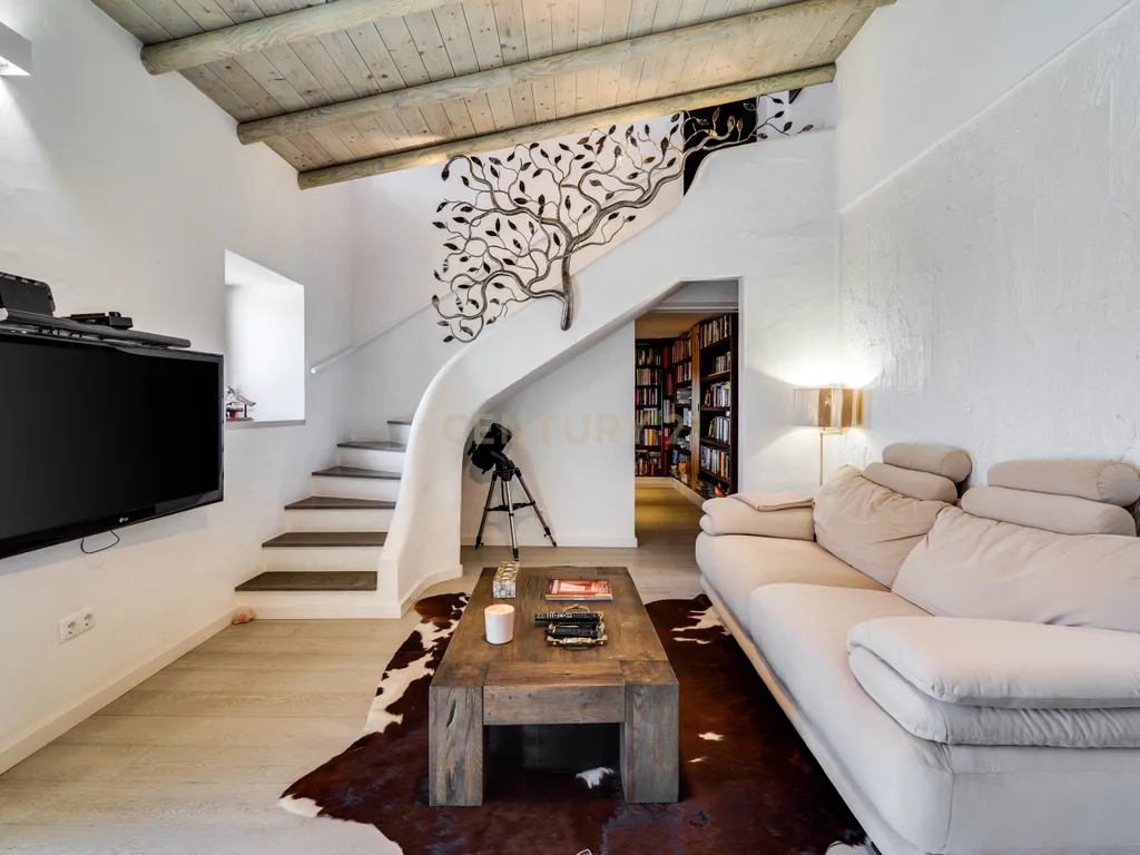 Propriedade com três habitações, piscina aquecida e sauna, num terreno de 10.000 m² - Image 11