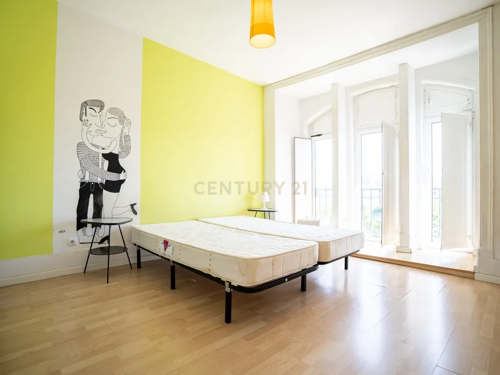 Apartamento Único com Vista sobre o Campo Pequeno – Lisboa - Image 17