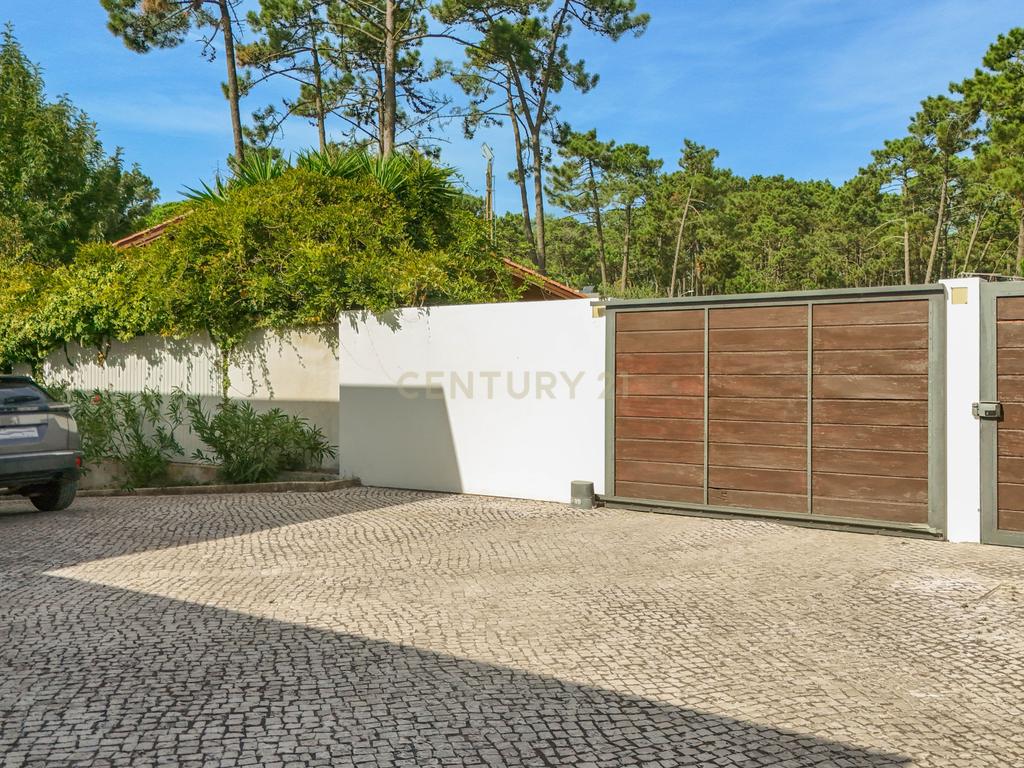 Moradia Isolada T4 291m2 em Lote de 1050 m2 em Mucifal, Colares, Sintra - Image 2
