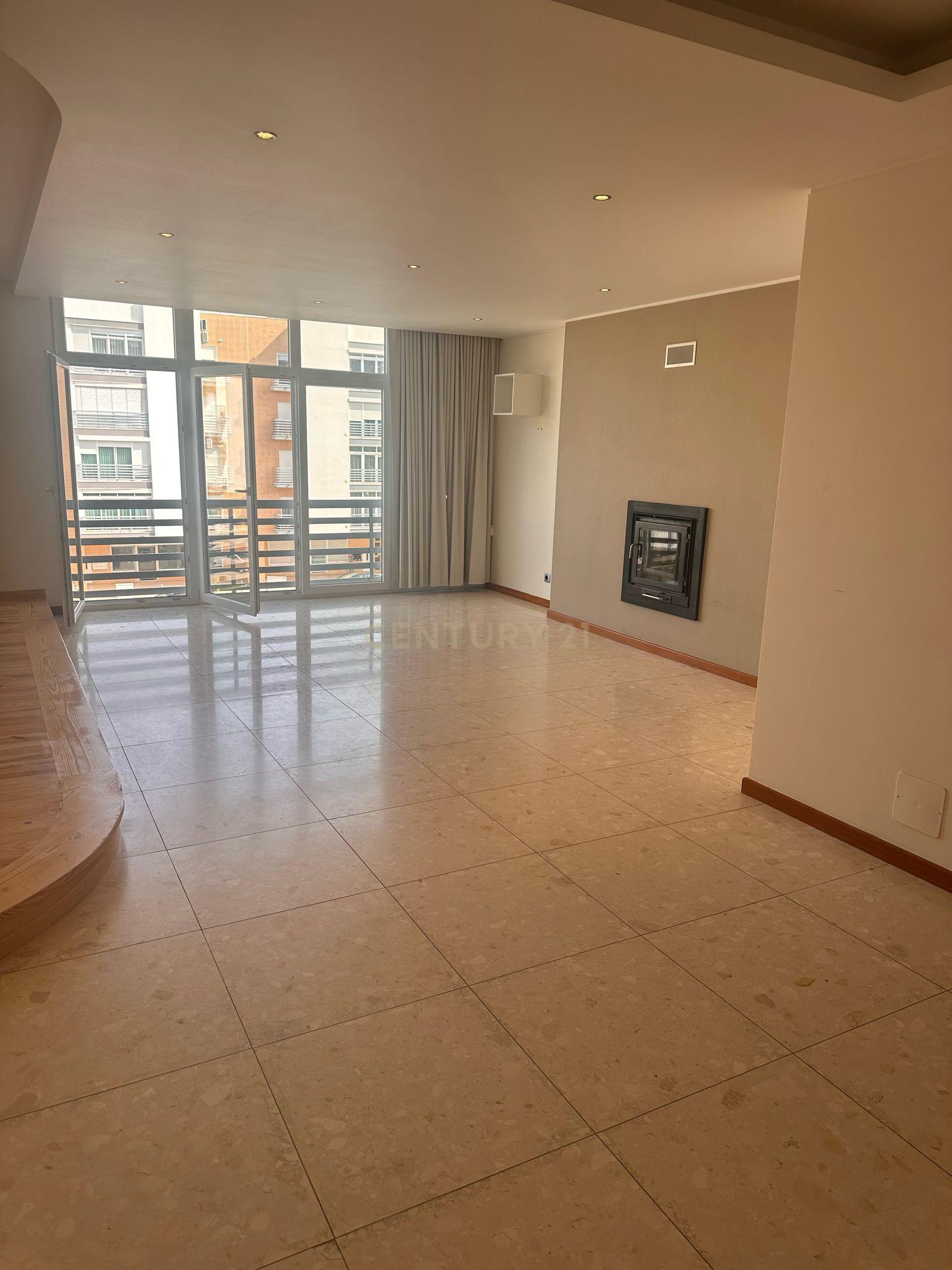 Apartamento T3 em Vialonga, com Garagem e Elevador - Image 1