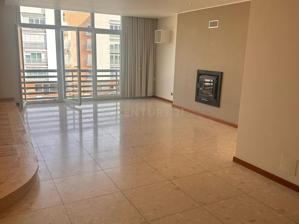 Apartamento T3 em Vialonga, com Garagem e Elevador - Image 1