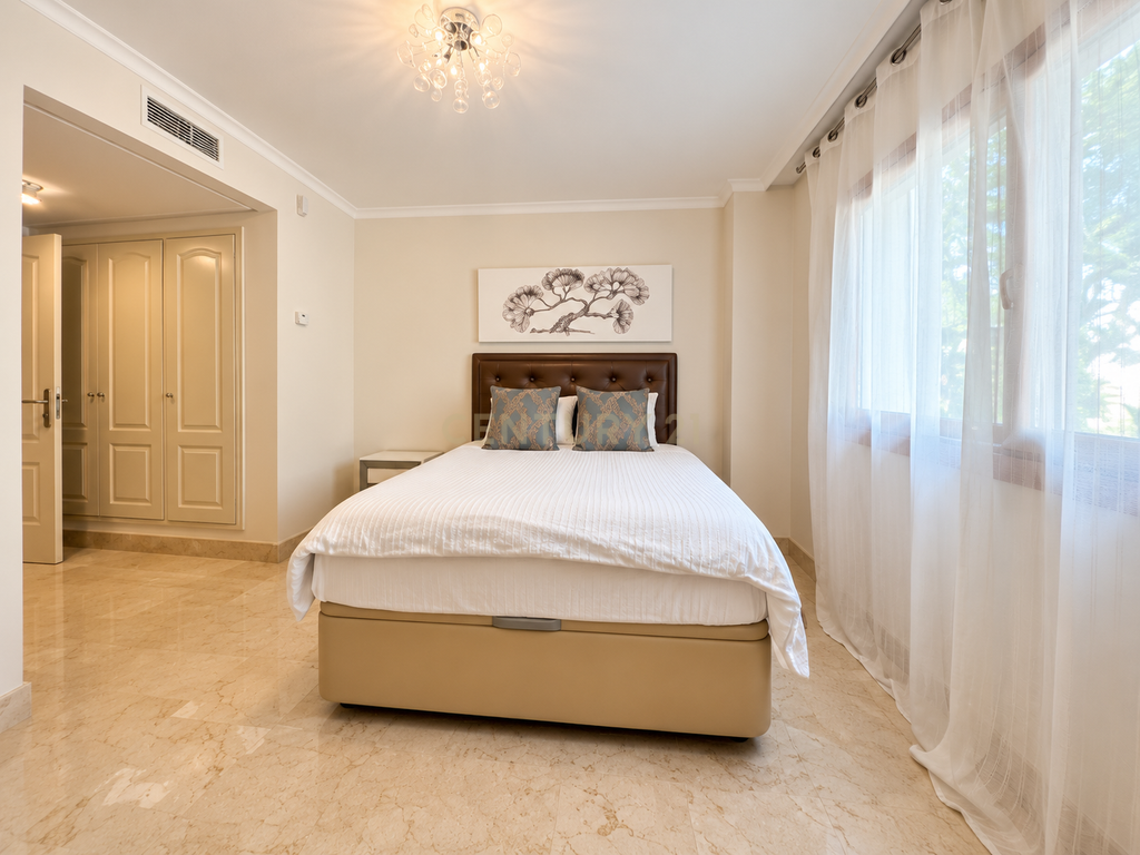 Apartamento Espaçoso com Jardim e Grande Terraço na Prestigiada Zona de Nagüeles, Marbella - Image 25