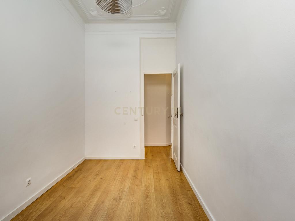 Arrendamento de Apartamento T3, Renovado, na Lapa - Estrela - Image 19