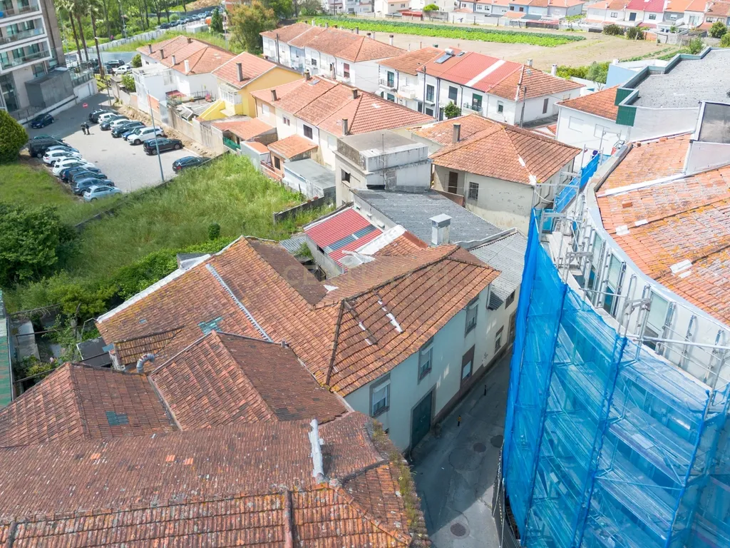 Prédio para reabilitação com terreno e viabilidade para construção na Venda Nova, em Rio Tinto - Image 4