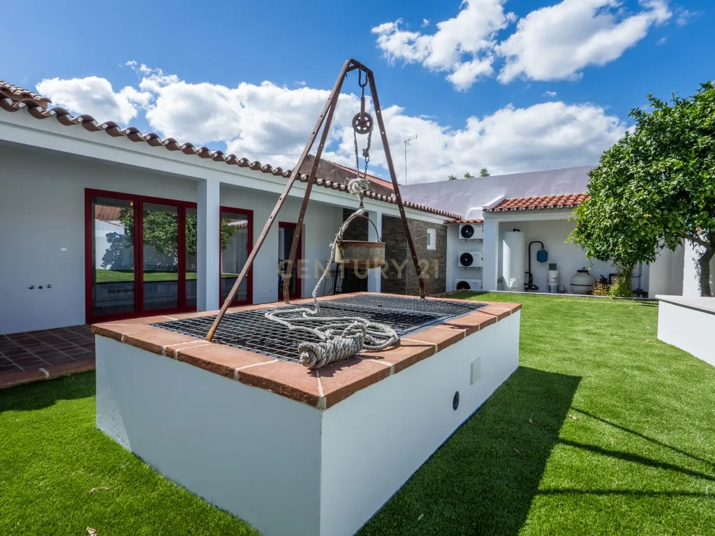 Moradia T2 Premium com Piscina, Suite e Acabamentos de Excelência - Image 31