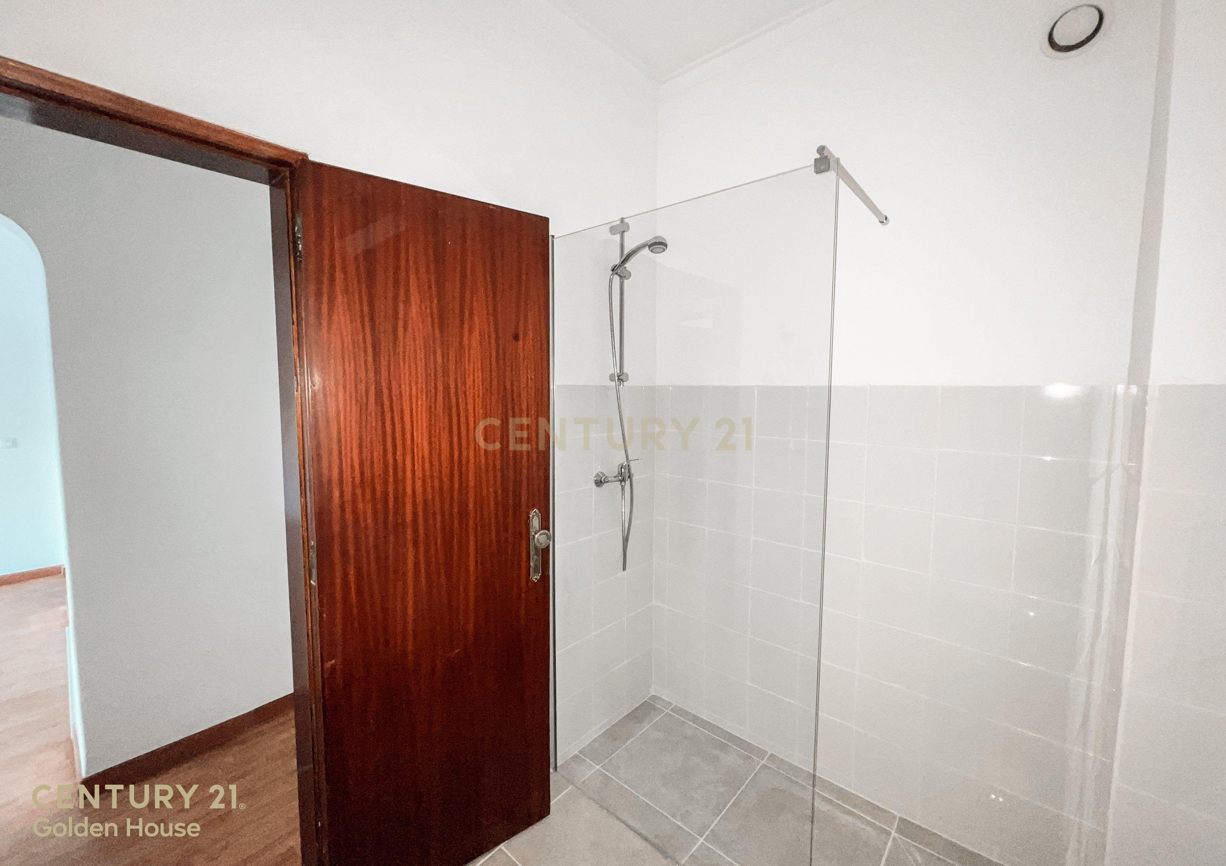 Apartamento Renovado T1 com Vista Panorâmica em Lisboa - Image 10