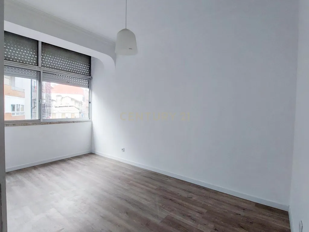 Apartamento T2 na Venteira, Amadora - Image 2