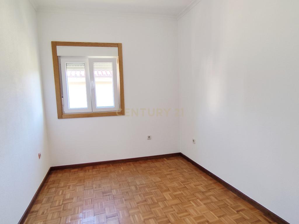 Moradia T4 numa Localização Privilegiada em Chaves - Image 16
